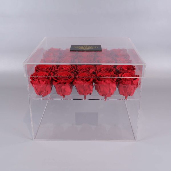 Frontvy av rosbox med tätt placerade röda rosor