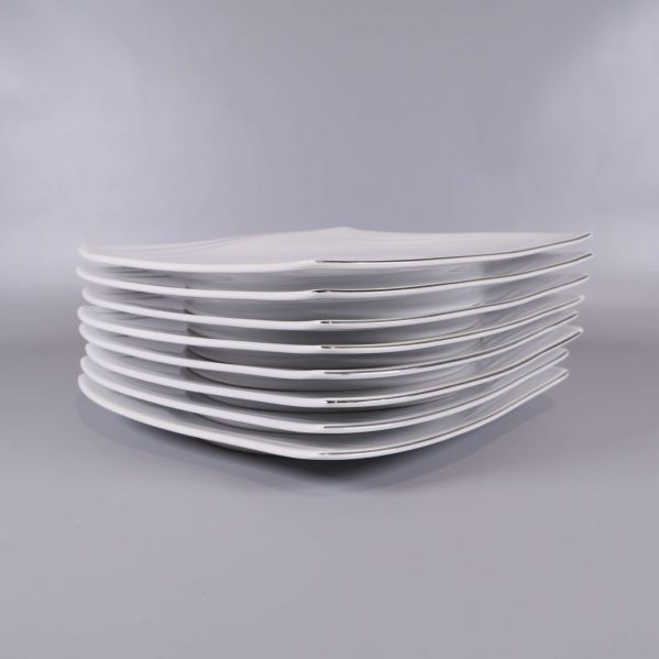 Vita fyrkantiga tallrikar staplade i sidovy