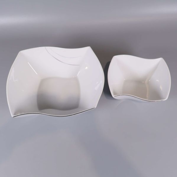 Två fyrkantiga vita skålar sedda uppifrån