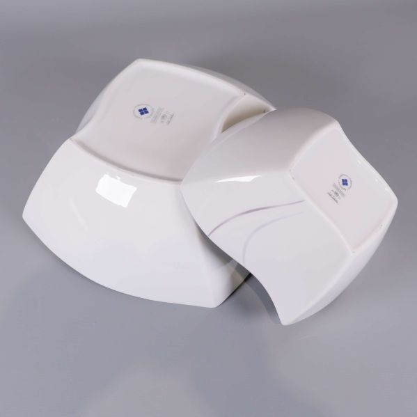 Två skålars undersida med märkning uppvisad