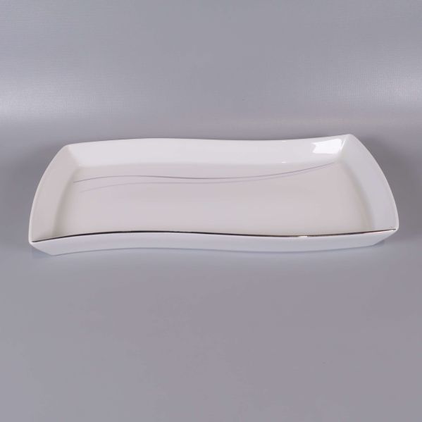 Vitt rektangulärt fat mot grå bakgrund