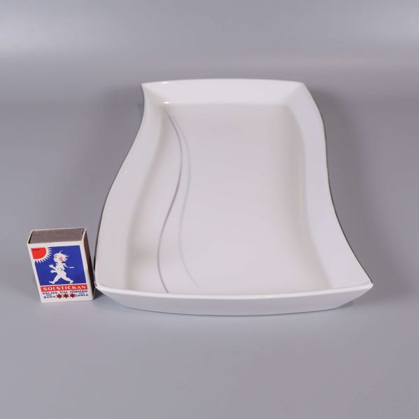 Vitt fat med tändsticksask för storleksjämförelse