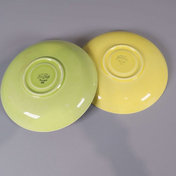 Baksidan av två kultfat med stämplar