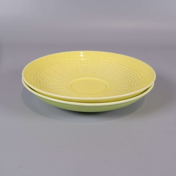 Två staplade kultfat i reliefdekor