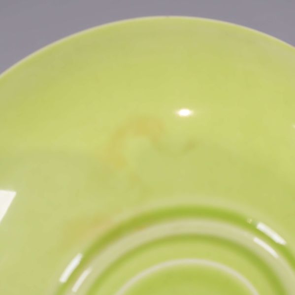 Närbild på ljusgrönt fat med missfärgning