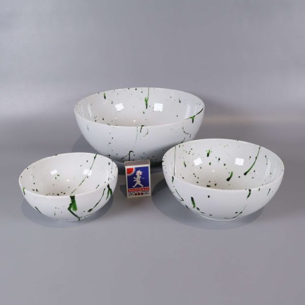 Tre skålar med matchande splashmönster och tändsticksask för storleksjämförelse