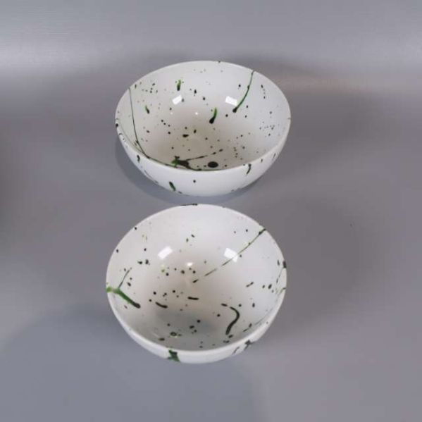 Två mindre skålar med grönt splashmönster uppifrån