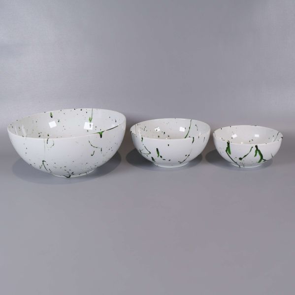 Tre skålar i olika storlekar på rad i profilvy