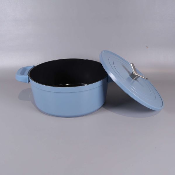 Blå gryta med locket avtaget, visar svart insida