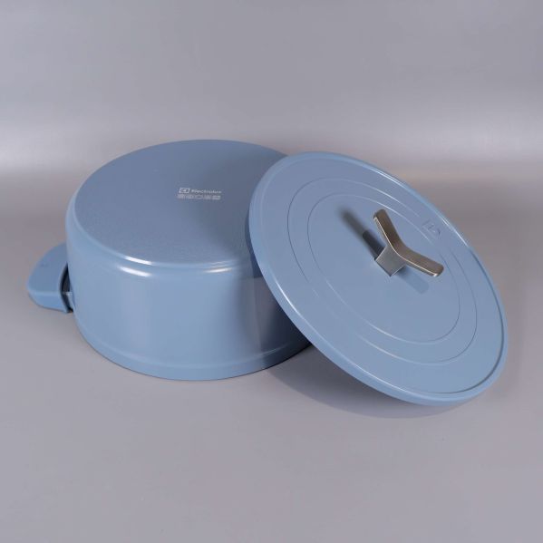 Blå gryta upp och ned med lock bredvid för att visa botten