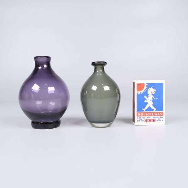 Vaserna visas tillsammans med en tändsticksask för storleksreferens