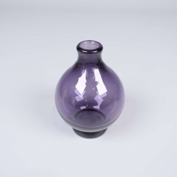 Lila glasvas med rund form visas framifrån