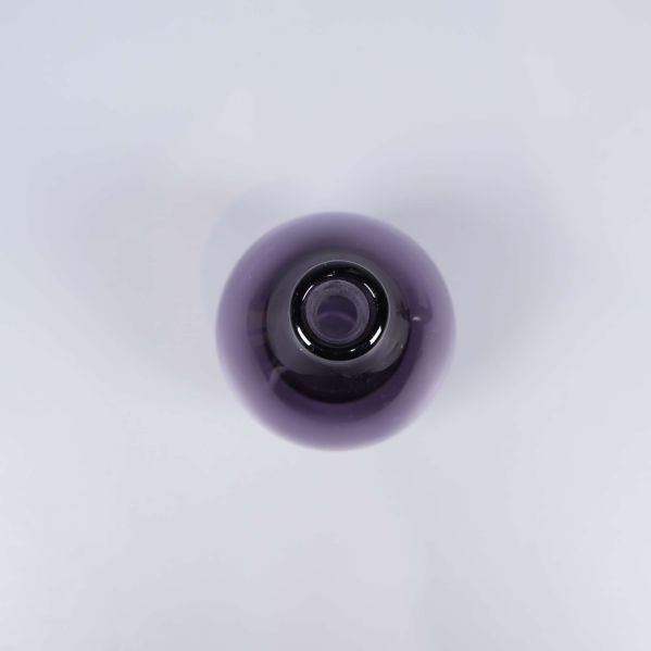 Öppningen på den lila glasvasen syns ovanifrån