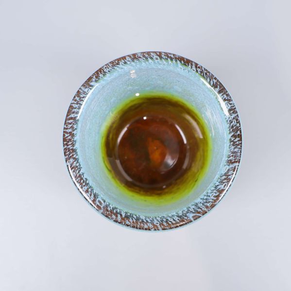 Överblick av glasföremål visar insidans färgskiftning