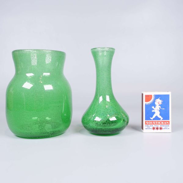 Gröna glasvaser och tändsticksask som storleksjämförelse