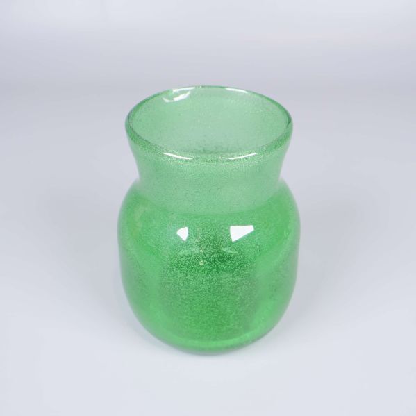 Närbild på rund grön bubblig glasvas