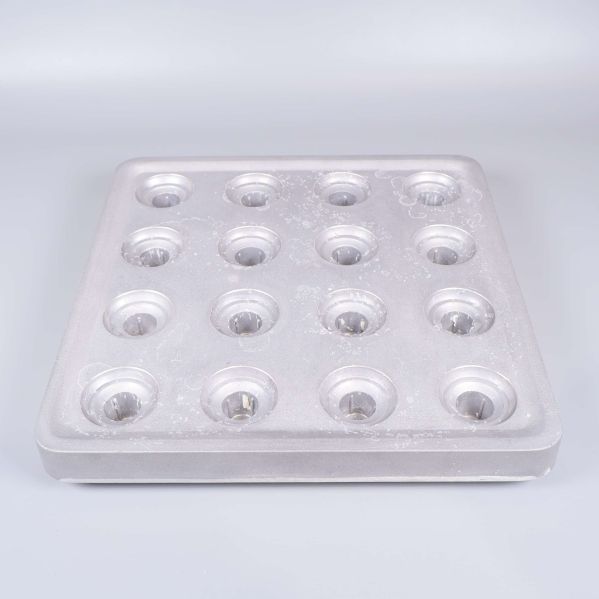 Fyrkantig ljusstake i metall med sexton ljushållare