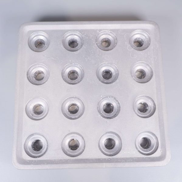 Ovansidan av ljusstaken med sexton runda ljushållare