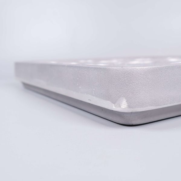 Närbild på matt silverfärgad yta på ljusstaken