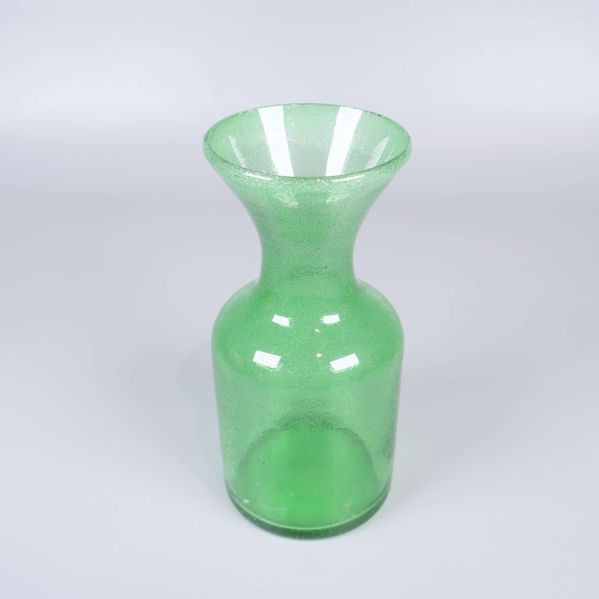 Större grön vas med bubblig struktur sedd framifrån