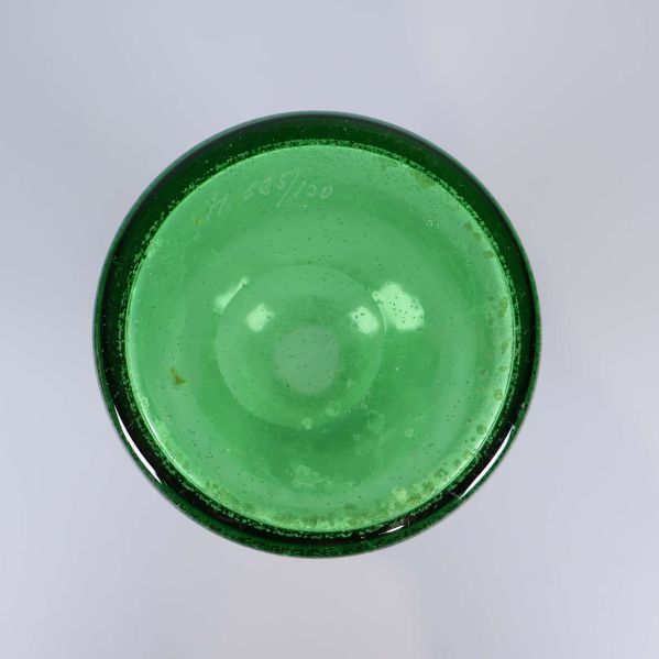 Vasens gröna botten fotograferad underifrån