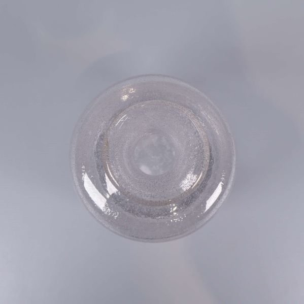 Öppningen på glasvasen med rundad kant uppifrån