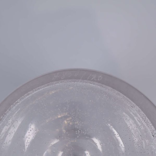 Närbild på botten med graverad signatur på vasen