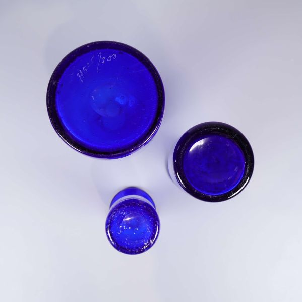 Glasvaserna sedda underifrån med signerad botten