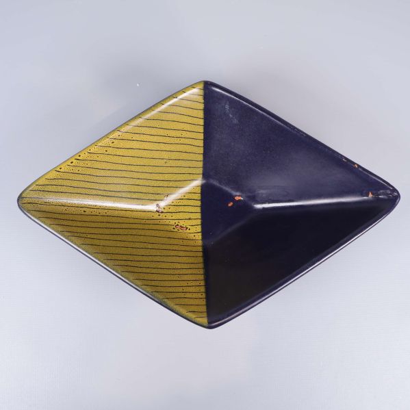 Fatet uppifrån visar gult och blått mönster