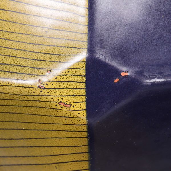 Detalj av ytan med prickar och mönster på fatet