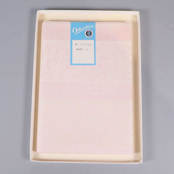 Blommönstrad linneduk i kartong