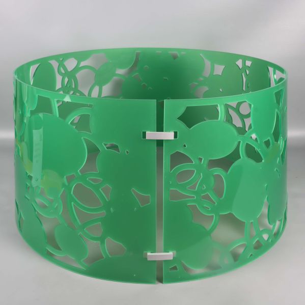 Närbild på lampskärmens öppning och fästen i plast