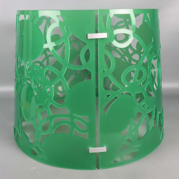 Sido- och toppvy av den gröna lampskärmen med plastfästen