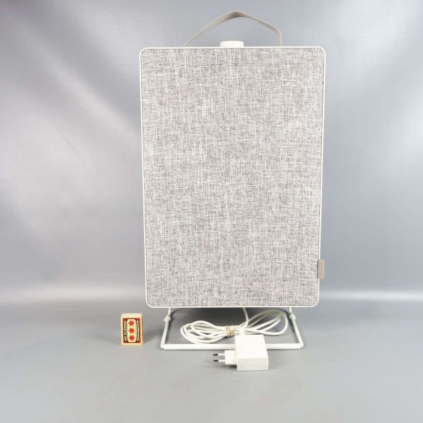 Luftrenare på stativ visad med tändsticksask för storleksjämförelse