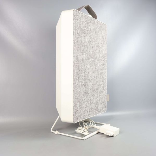 Luftrenare sedd från snett håll med tygfront och vit ram