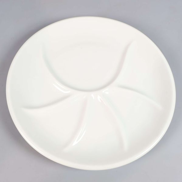 Vit tallrik sedd uppifrån med sektioner