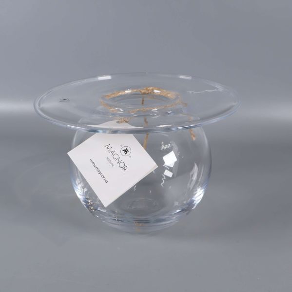 Rund klar glasvas med bred platt öppning och etikett