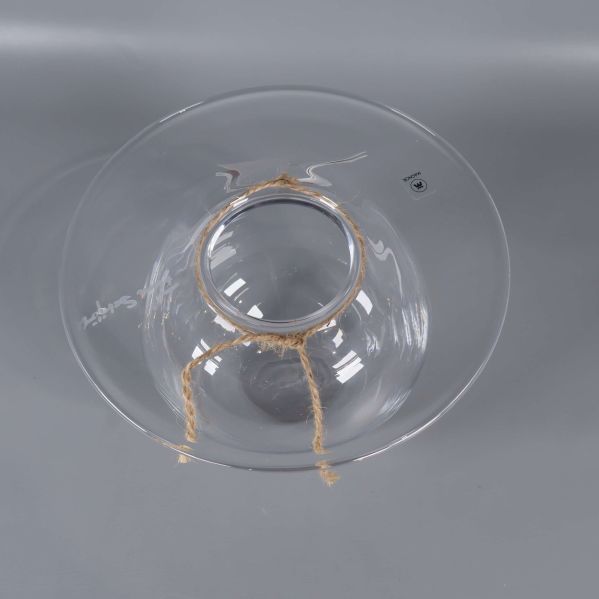 Överblick av vasen ovanifrån med snöre och öppning synlig