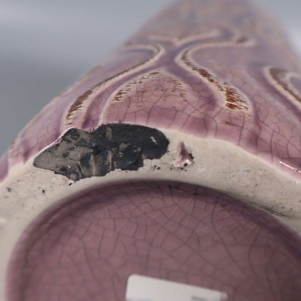 Närbild på skadad kant undertill på vasen