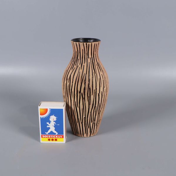 Vas bredvid tändsticksask för att visa storlek