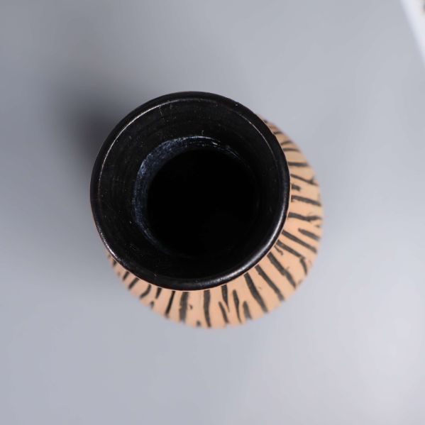 Öppen topp på vasen med svart glaserad insida