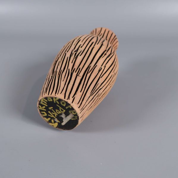 Vas liggande med synlig botten och signerad text