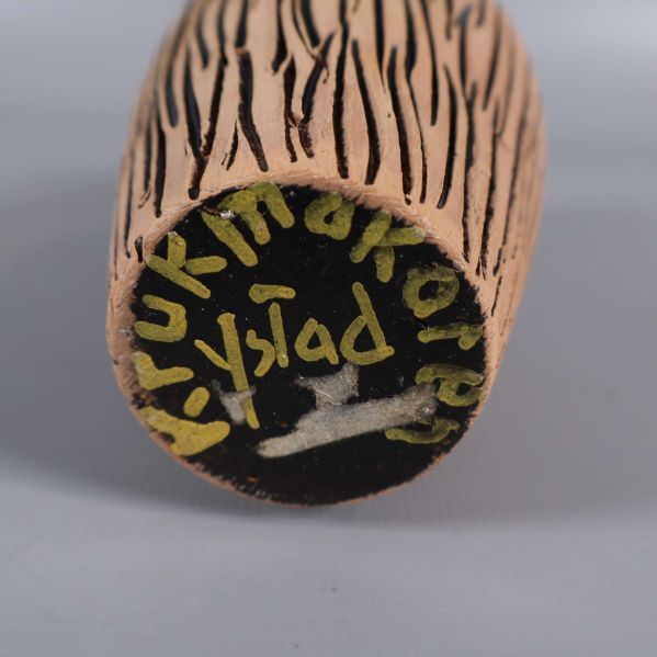 Närbild av signering och text undertill på vasen