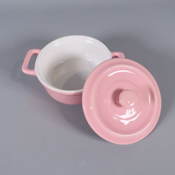 Rosa minigryta öppen med lock bredvid