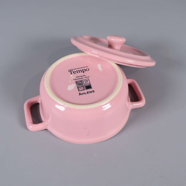 Botten på rosa minigryta visar märkning från Åhléns