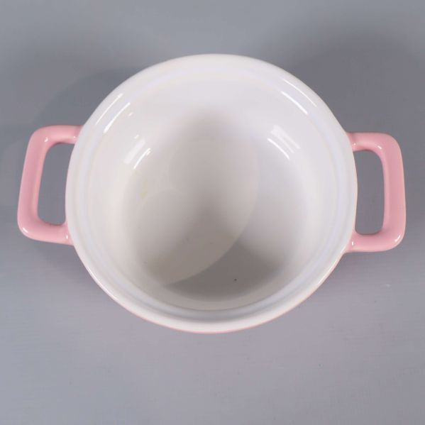 Öppen vy uppifrån på rosa minigryta