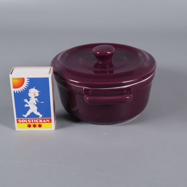 Grytan jämte tändsticksask för storleksjämförelse