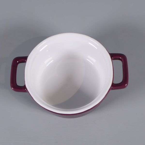 Vy ovanifrån av öppen gryta med vita insidan