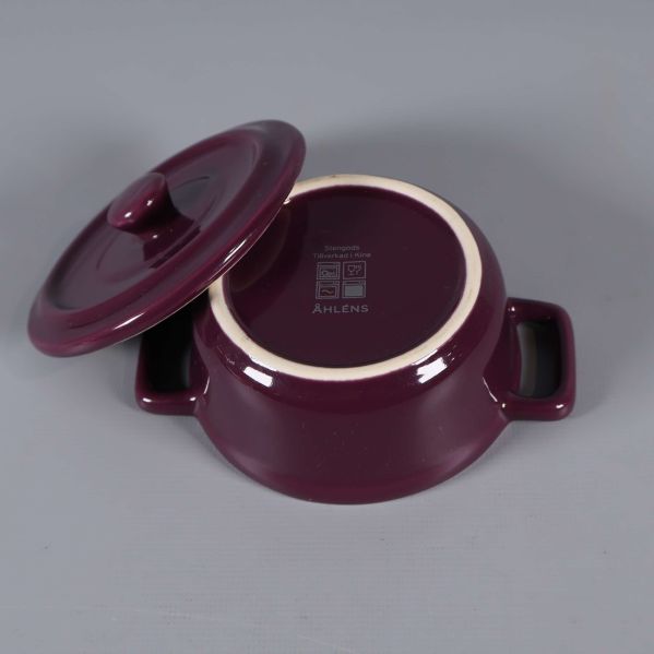 Grytan upp och nervänd med lock bredvid