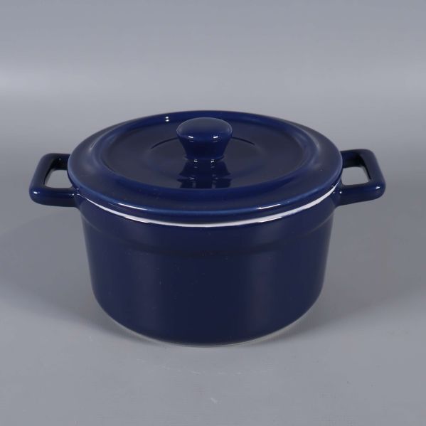 Blå gryta med lock och handtag sedd rakt framifrån